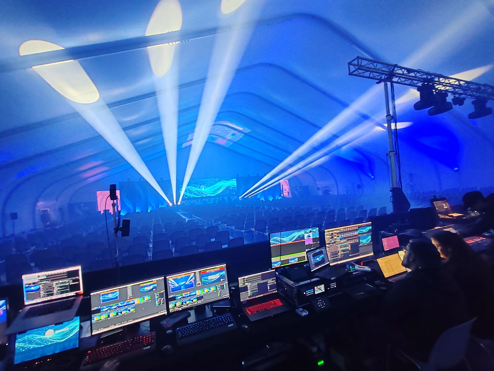 Regia con giochi di luce durante un evento